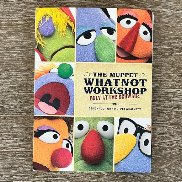 Muppet Whatnot Workshop custom Statue of Liberty puppet w/ branded bag & book - Picture 10 of 16